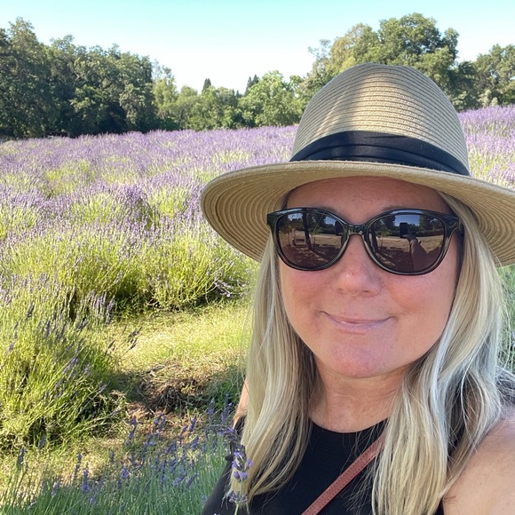 Meet your Posher, Lisa - Picture 3 of 5